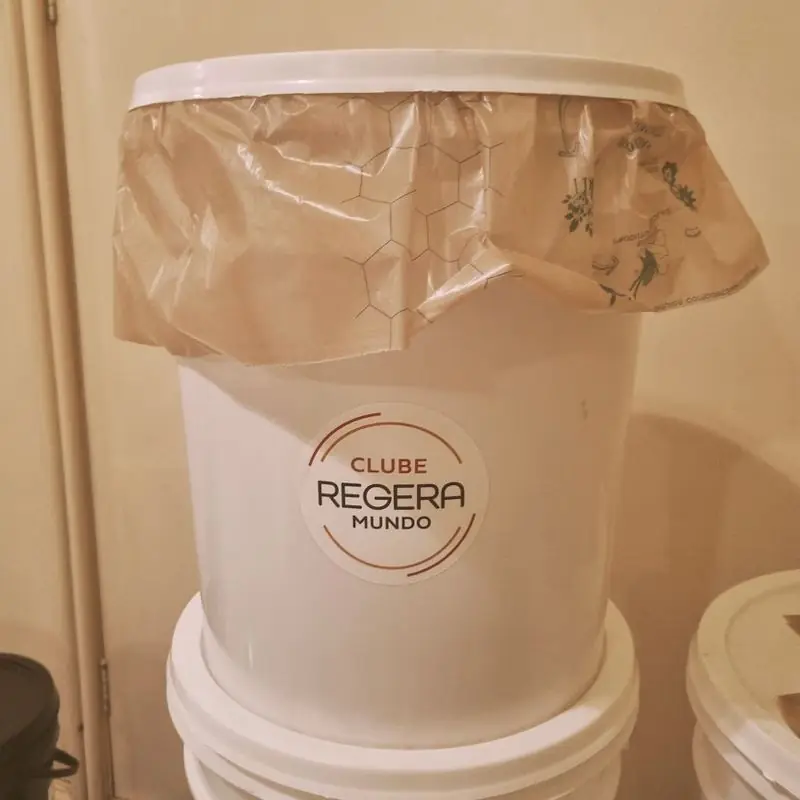 Kit da Regera Mundo com balde e saco compostável na cozinha