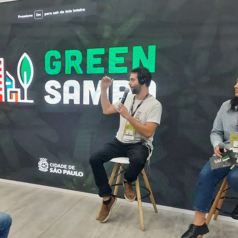 Palestrante em conversa no palco do Green Sampa