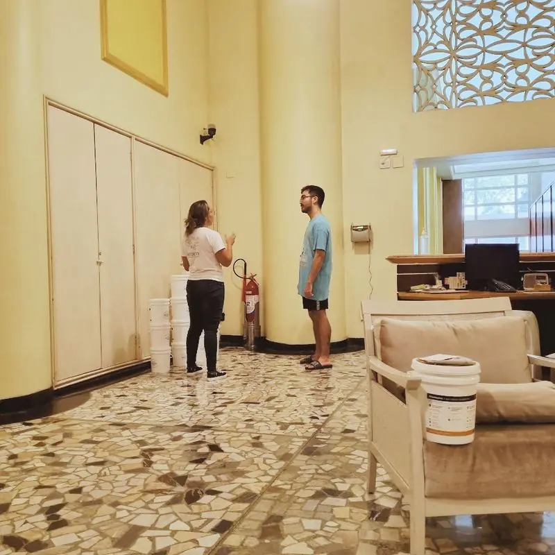 Equipe da Regera conversando com morador durante a sensibilização no condomínio